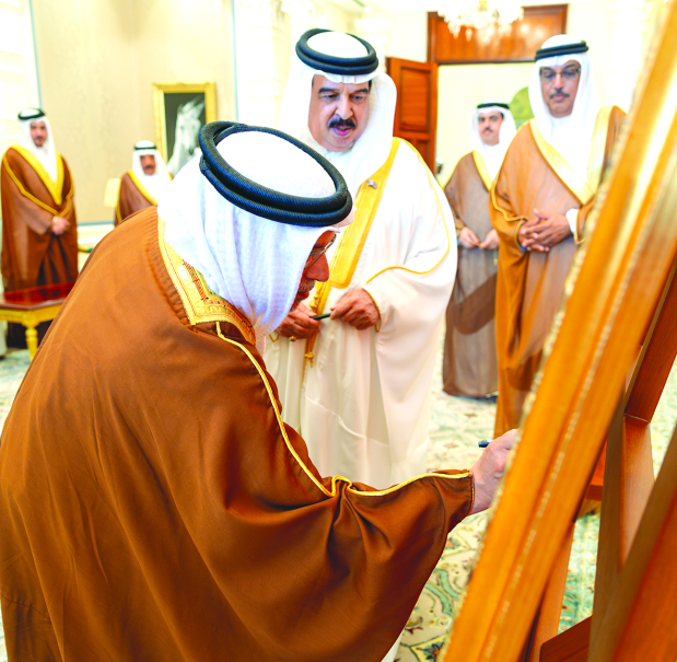 <p>His Majesty King Hamad yesterday signed a document of thanks and loyalty, in the presence of His Royal Highness Prince Salman bin Hamad Al Khalifa, Shaikh Abdulla bin Hamad Al Khalifa, Shaikh Khalifa bin Hamad Al Khalifa, Shaikh Nasser bin Hamad Al Khalifa, Shaikh Khalid bin Hamad Al Khalifa and Shaikh Sultan bin Hamad Al Khalifa. The sons of His Majesty also signed the document.</p>